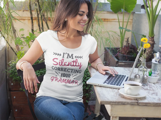 • Tief ausgeschnittenes Damen-T-Shirt mit Rundhalsausschnitt „I'm Silently Correcting Your Grammar“ in Weiß mit Rundhalsausschnitt