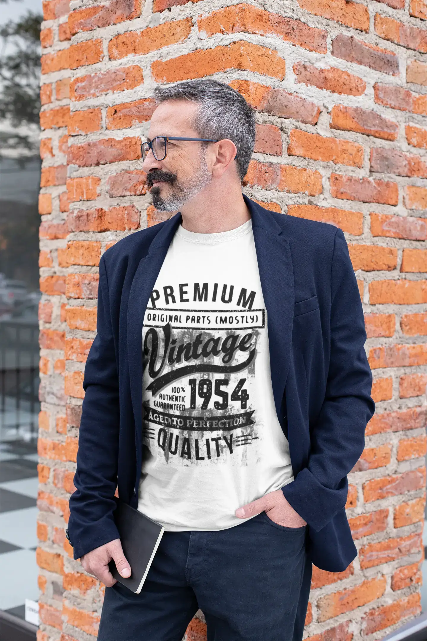 ULTRABASIC – <span>Grafisches</span> <span>Herren</span> -T-Shirt „1954 Aged to Perfection“ <span>als</span> <span>Geburtstagsgeschenk</span>