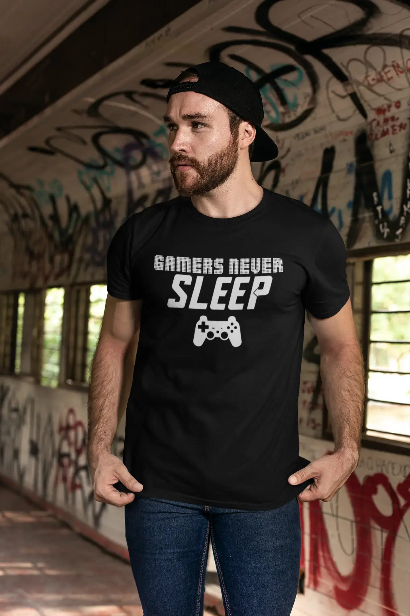 ULTRABASIC Herren-Gaming-T-Shirt – Gamers Never Sleep – Lustiges Spruch-Witz-Shirt