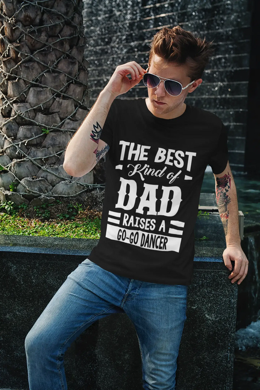 ULTRABASIC Herren-Grafik-T-Shirt „Dad Raises a Go-Go Dancer“.