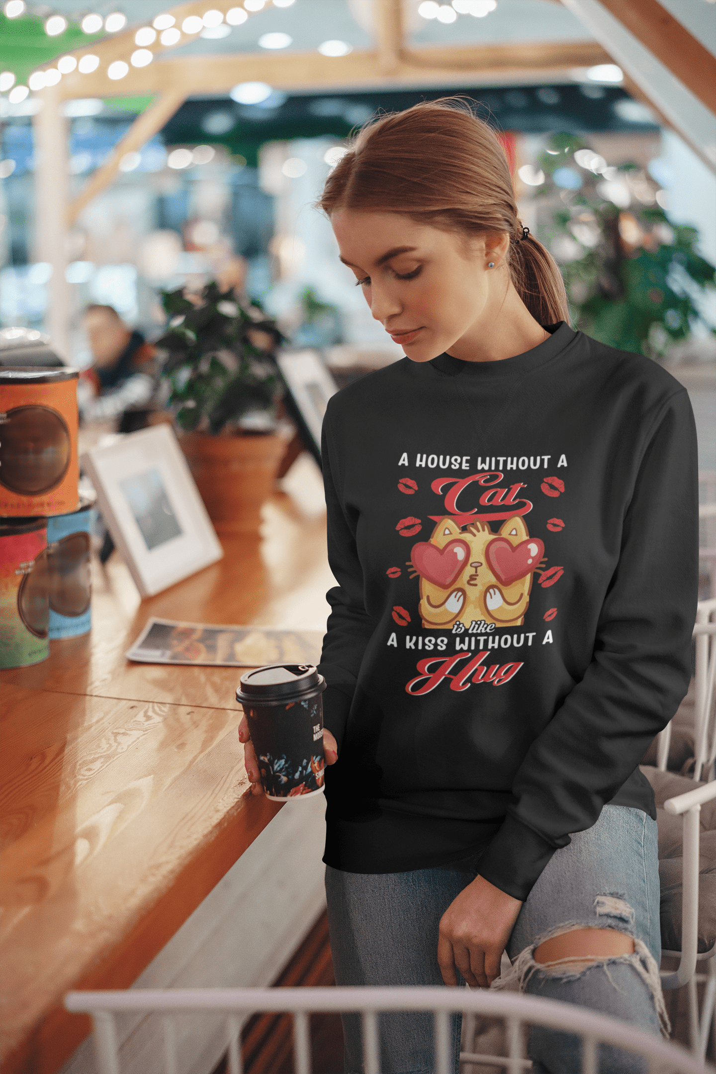 ULTRABASIC Damen-Sweatshirt „House Without Cat Is Like Kiss Without Hug – Lustiger Pullover für Kätzchenliebhaber“.