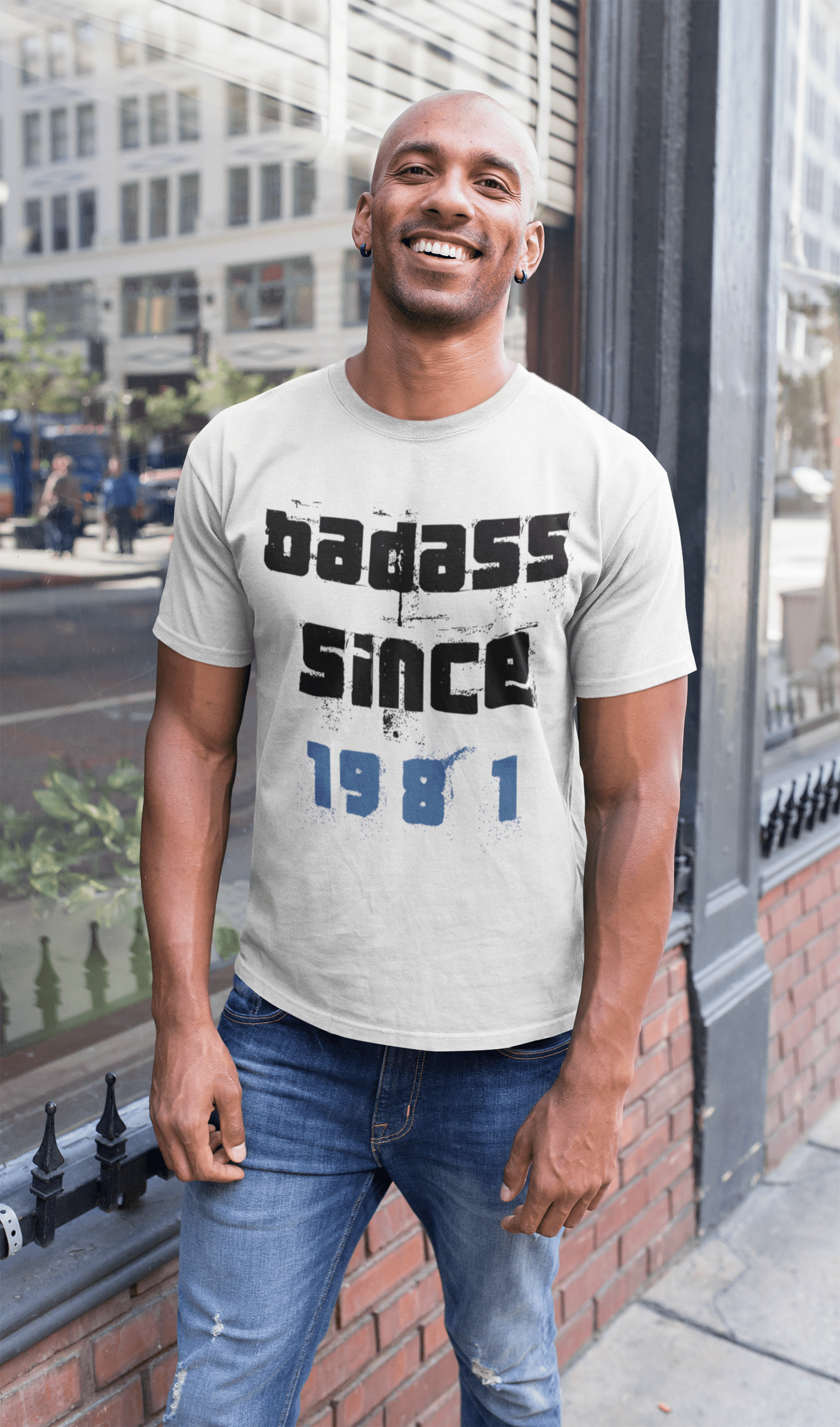 • Badass Since 1981 Herren-T-Shirt, weiß, Geburtstagsgeschenk, Rundhalsausschnitt, 00429